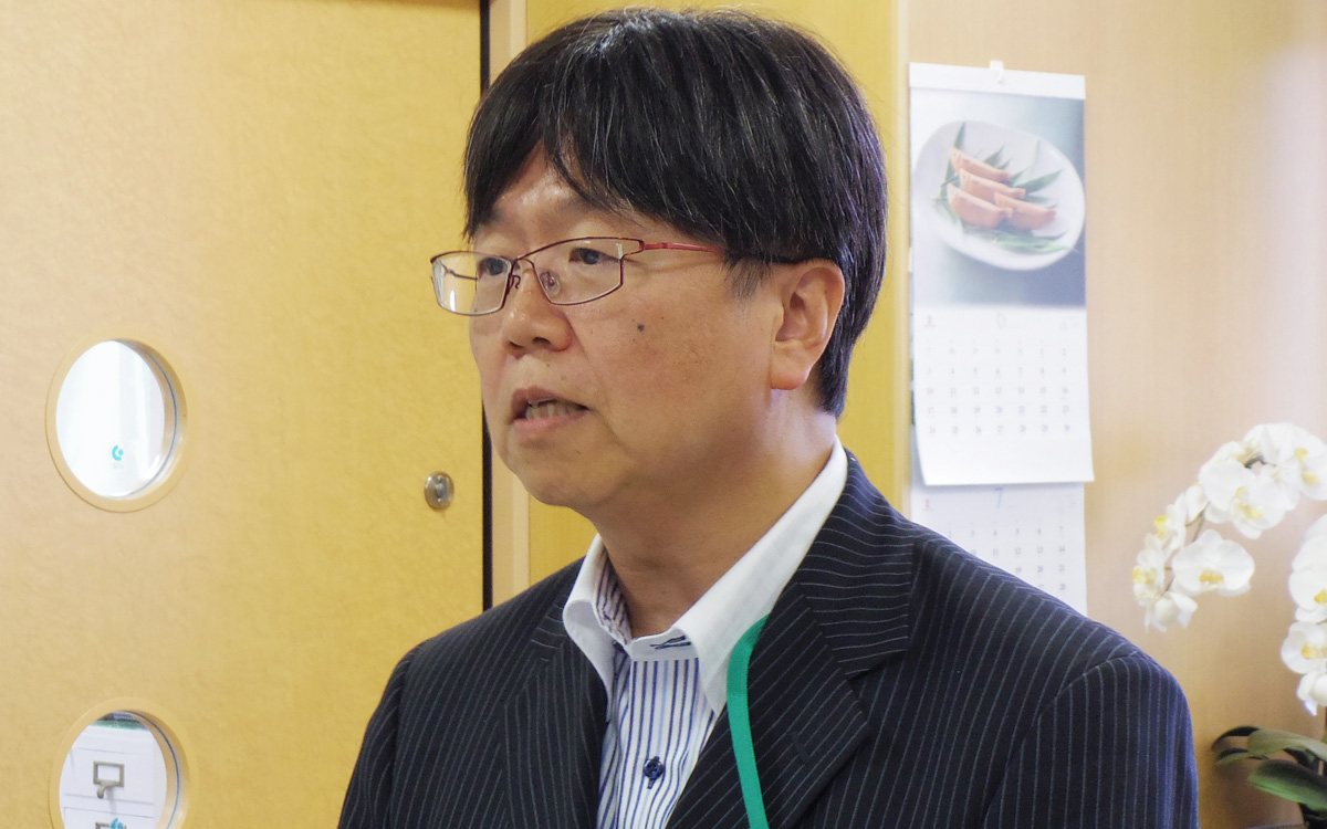 学校の説明を行う、杉並区立天沼小学校 松野泰一校長