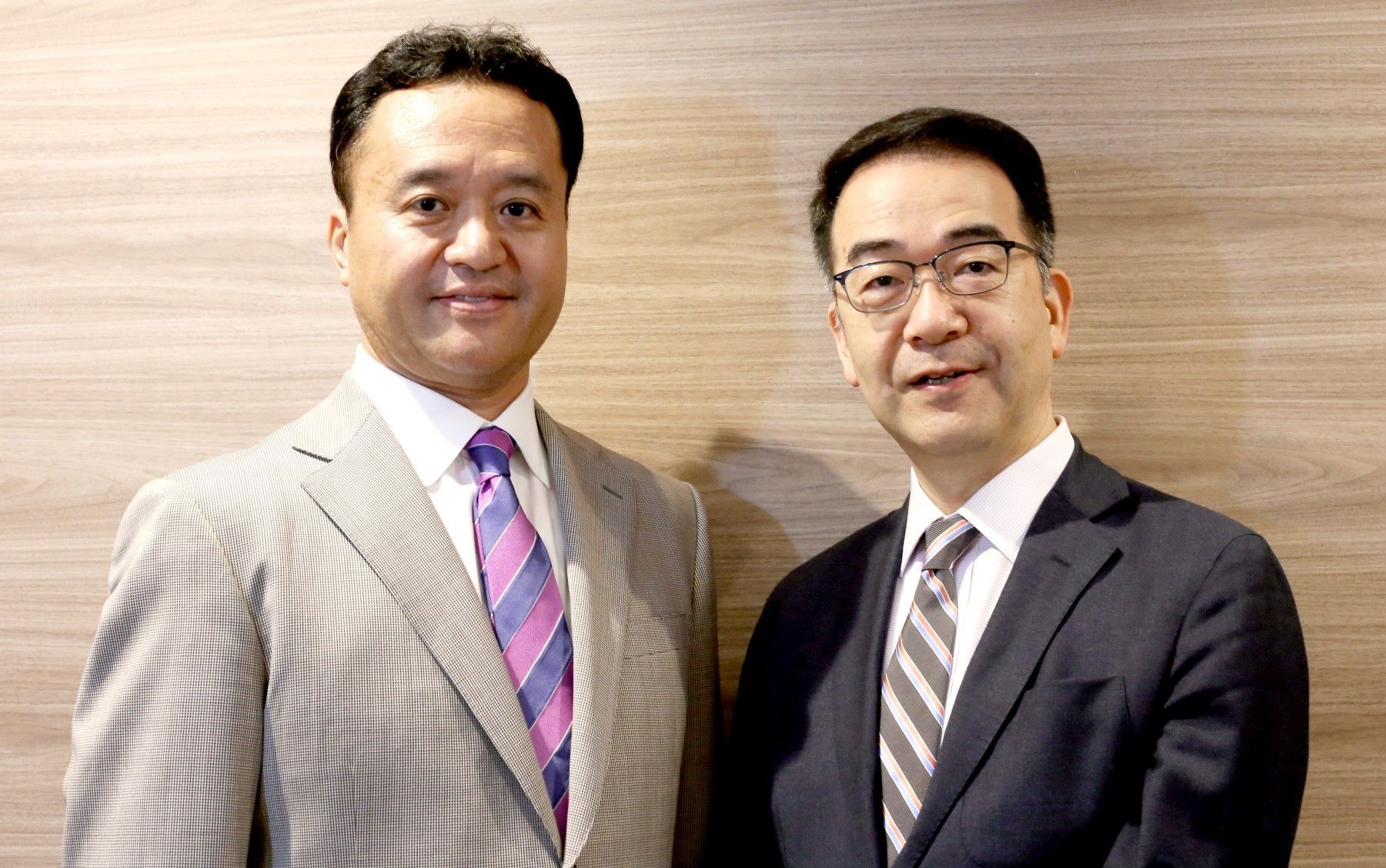 株式会社レアジョブ 執行役員 CQO 下又健氏(左)、東京外国語大学 大学院総合国際学研究院 先端研究部門 投野由紀夫教授(右)