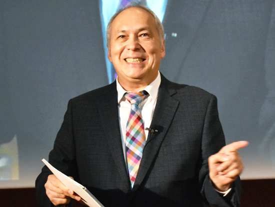 Adobe Education Forum 2018の基調講演にトップバッターで登壇したモーリー・ロバートソン氏。ユーモアあふれる掴みで会場を沸かせる