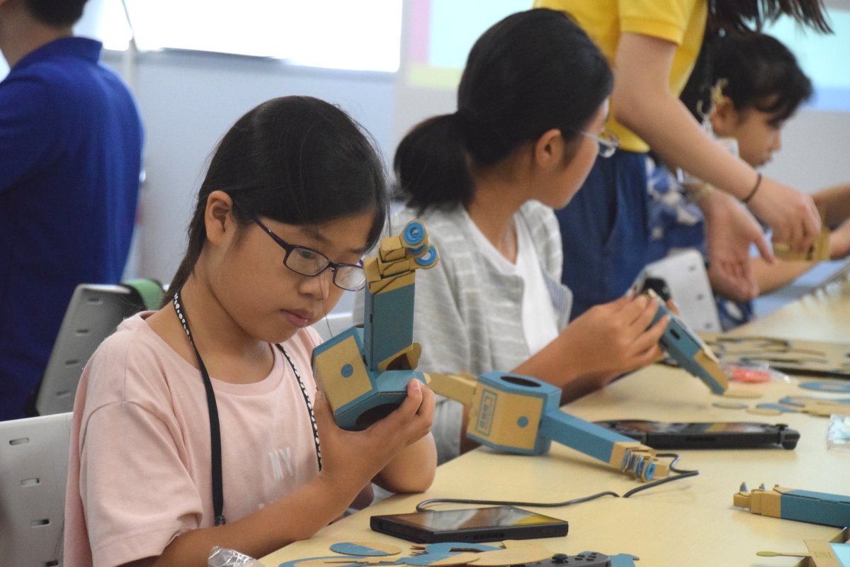 同梱されているToy-Conの一つ「つりToy-Con」を作成中。ダンボール製の釣り竿にJoy-Conを組み込んで、Switchでオリジナルの釣りゲームを楽しむことができる。