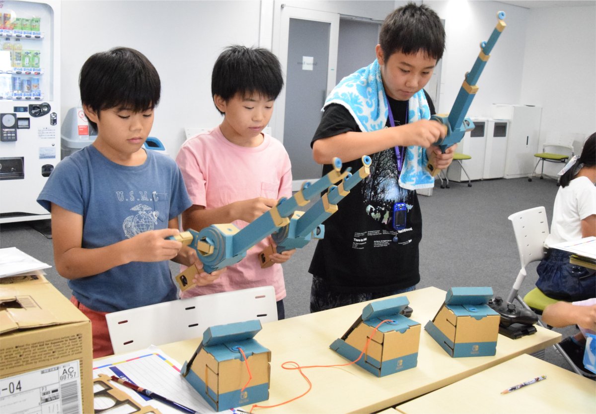 つりToy-Conで楽しく遊ぶ子ども達。実は、この遊びの時間から、すでに発明は始まっていた……!