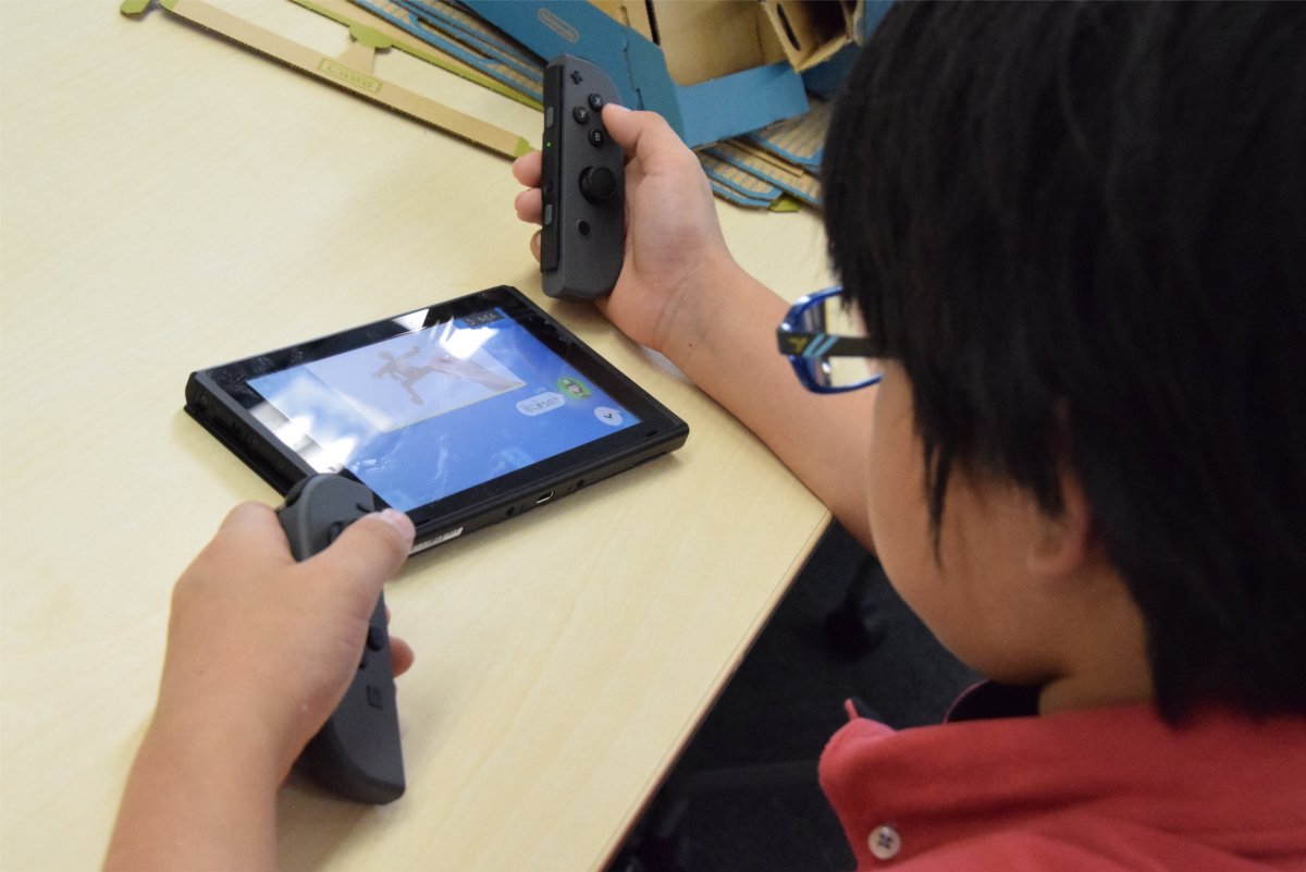 Nintendo Swicthのコントローラ「Joy-Con」は左右とも自由に取り外してそれぞれ操作が可能だ。