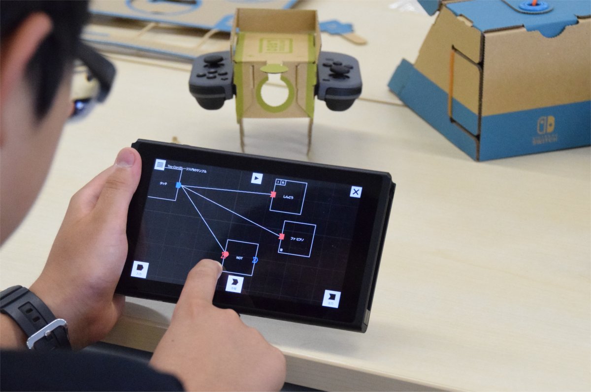 「Toy-Conガレージ」を操作する子ども達。ブロックプログラミングに近いインターフェースで、指で操作できるため、親和性は高い。