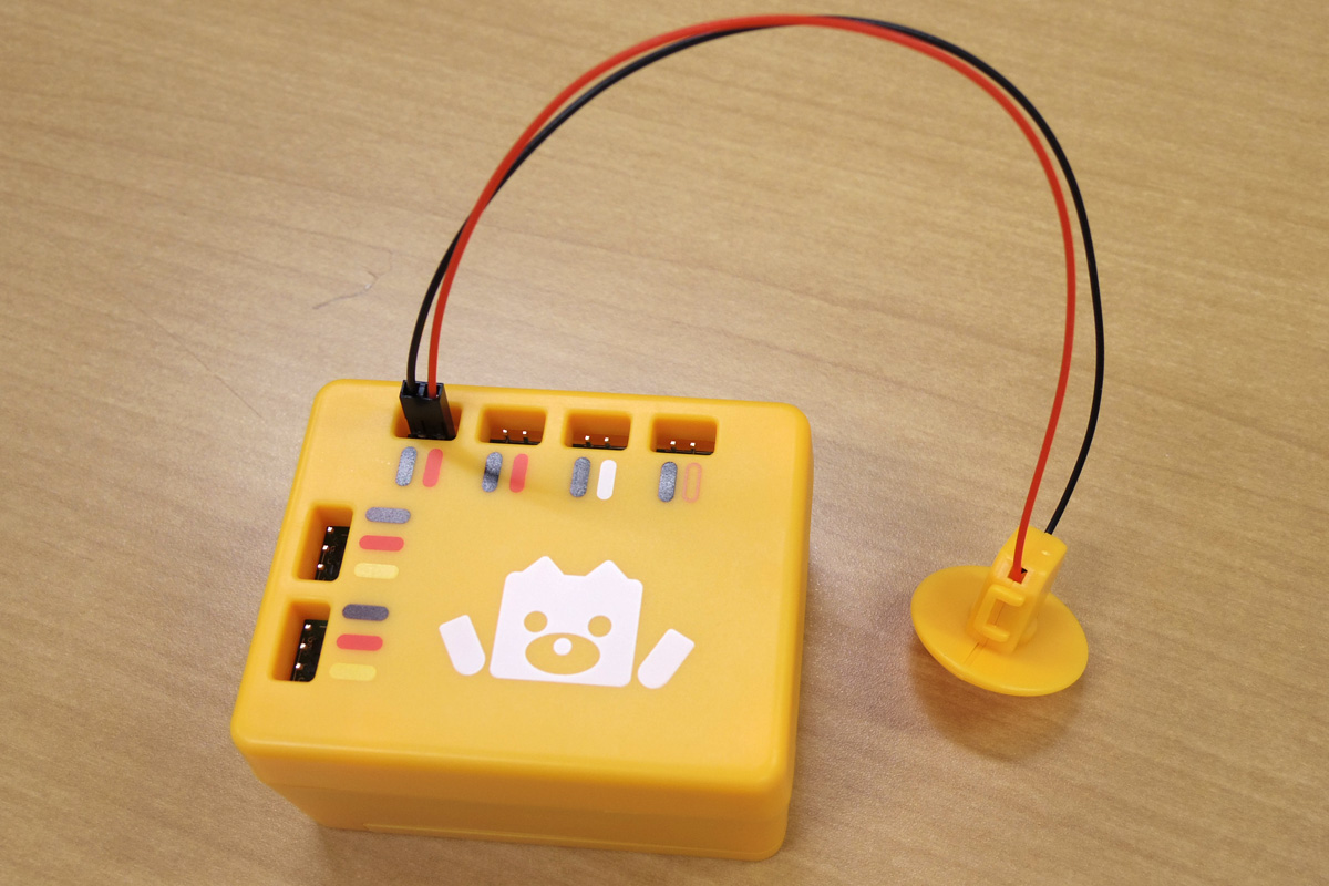かわいらしいembotの核となるボックス。基板も電池もここに内蔵されている。