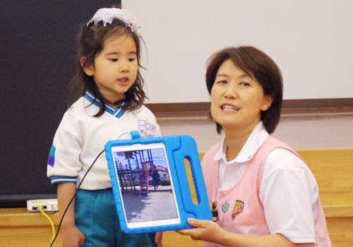 園児がプレゼンテーションションをしている様子