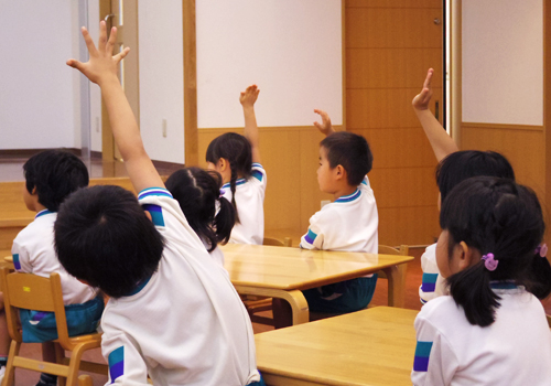 質問のある園児が元気よく手を上げる