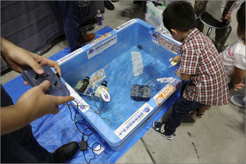 水槽で水中ロボットを試す