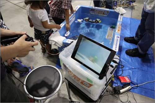 水中ロボットのカメラで「ゴーヤ」らしきものを発見