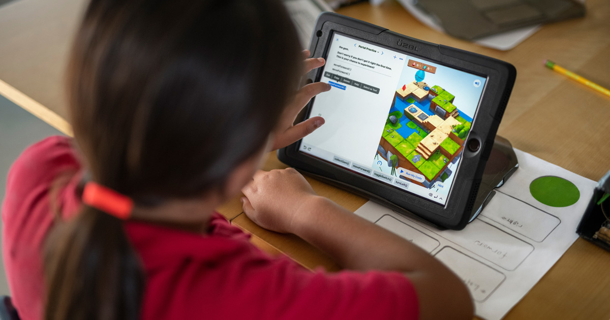 シカゴの学生が Apple Store の「Everyone Can Code」セッションでアプリプロジェクトを発表