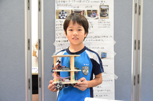 サッカーロボットで全国大会を目指す小学生