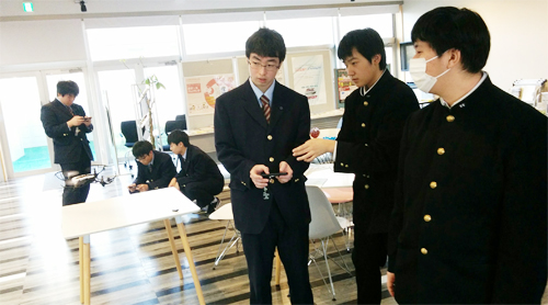 ドローンを操作する高校生