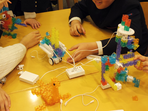 思い思いのロボットを作る小学生