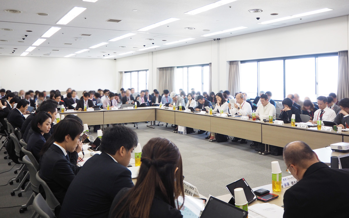 研究会の後半では委員による活発な意見交換が行われた