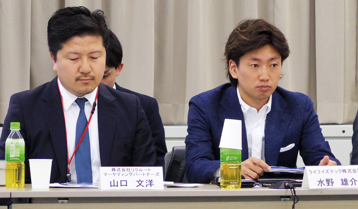 ゲストスピーカーである、株式会社リクルートマーケティングパートナーズ 代表取締役社長 山口文洋氏(左)とライフイズテック株式会社 代表取締役CEO 水野雄介氏(右)